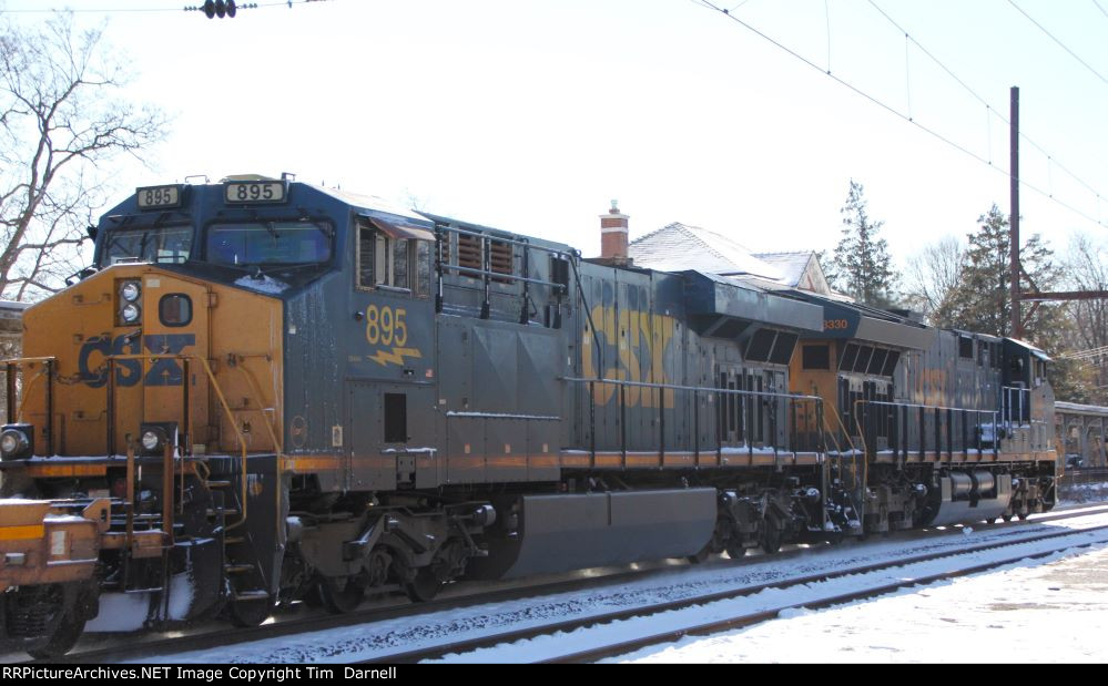 CSX 895 on M301